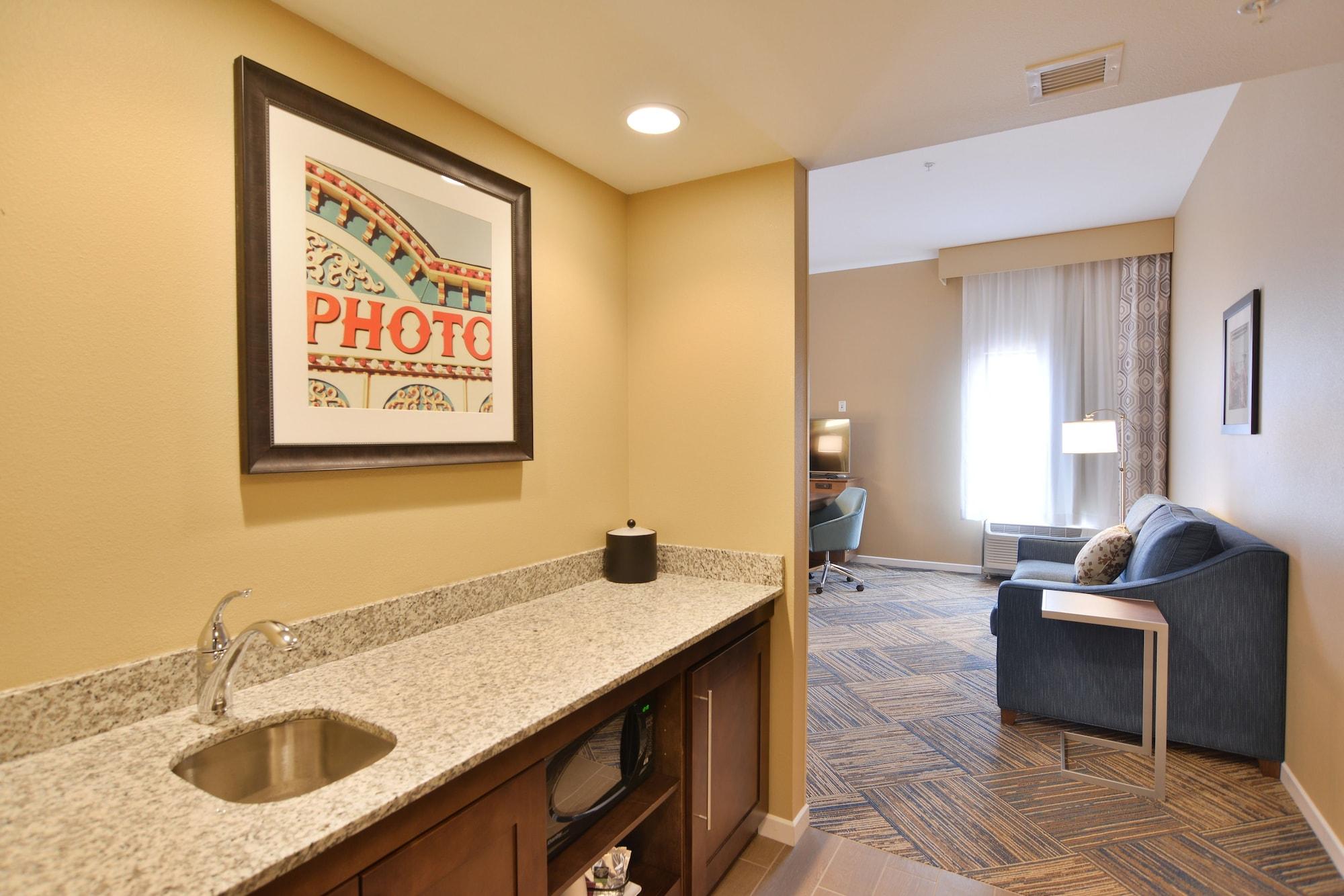 Hampton & Hotel