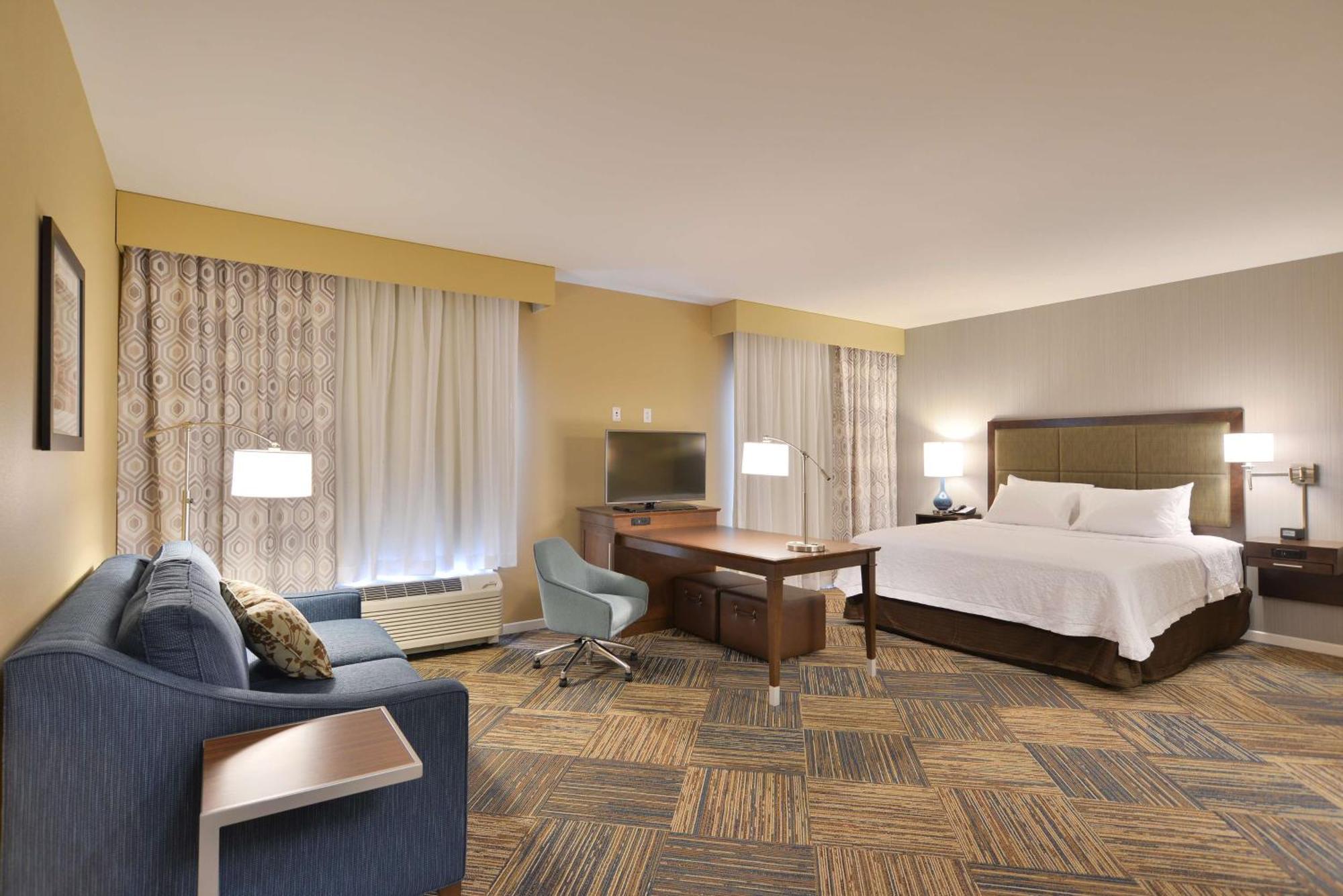 Hampton & Hotel